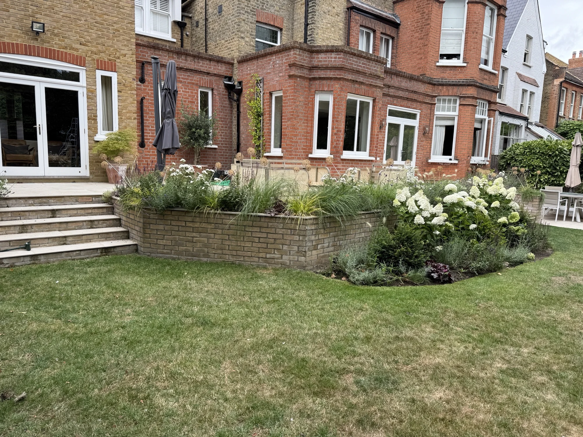 Modern outdoor raised patio with space for activities and entertaintment